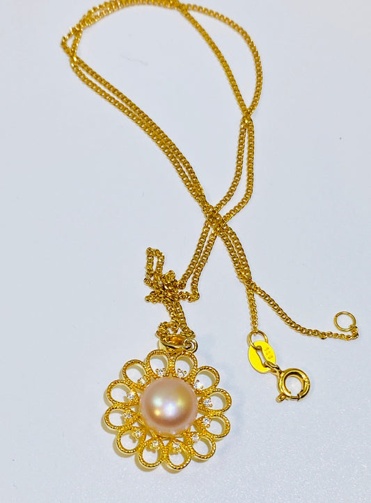 18K Gold Plated Floral Pearl Necklace - Everyday Elegance Close-up Detail - Craftsmanship Excellence