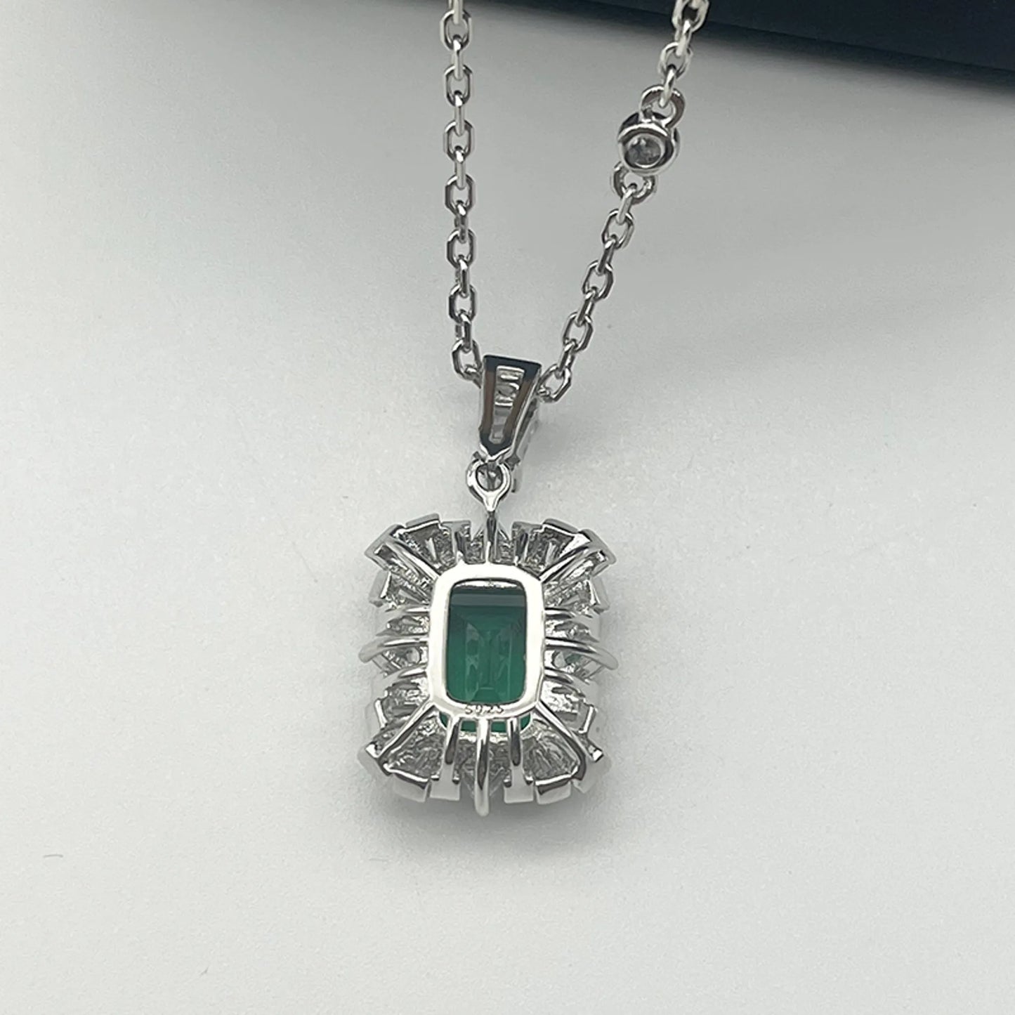 1.5CT Emerald Necklace Close-up Detail - Craftsmanship Excellence