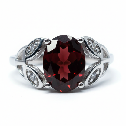 白金色石榴石戒指细节特写
