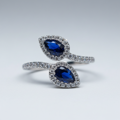 双水滴形蓝宝石戒指细节特写