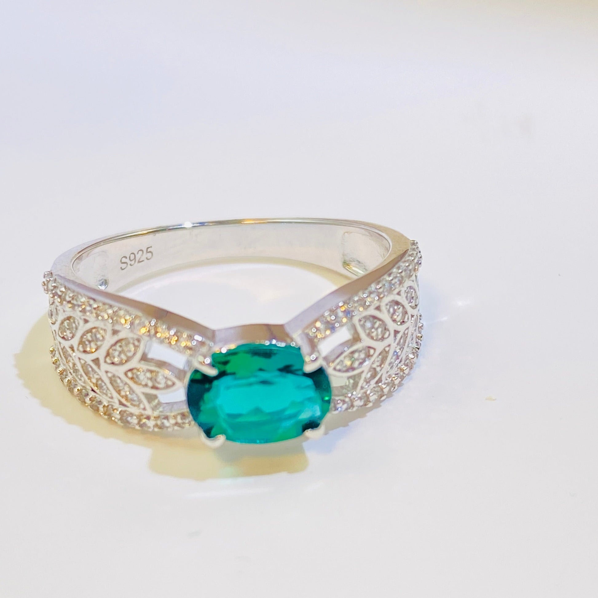 A perennial favorite among our European and American clients, this classic ring features a stunning 5x7mm oval lab-grown emerald. Its timeless and elegant design is crafted from sterling silver and finished with a brilliant 18K white gold plating, making it a sophisticated choice that beautifully complements any skin tone. A must-have for any curated jewelry collection.