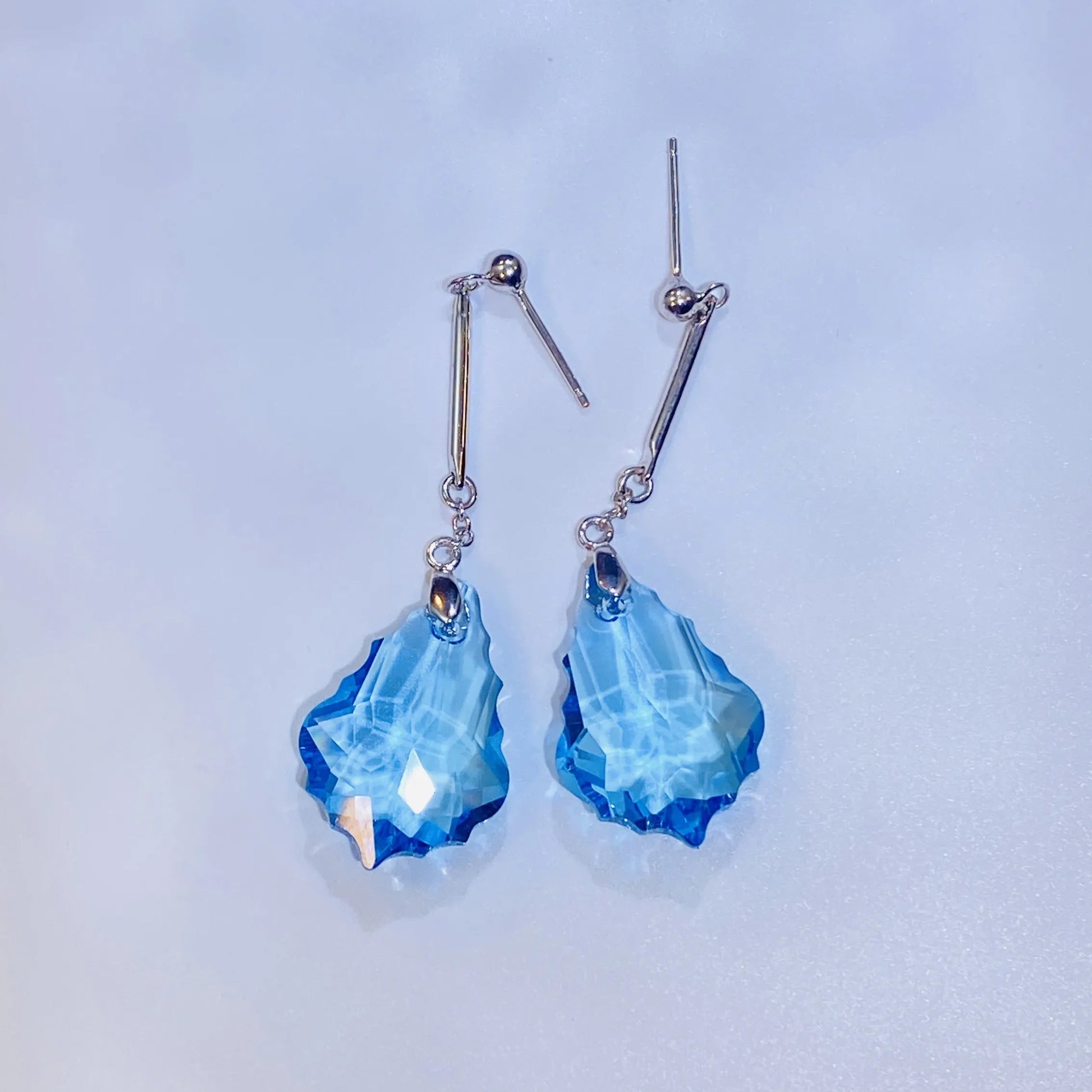 Introduce these stunning sea-blue crystal dangle earrings to your collection. They feature premium, precision-cut crystals with a vivid color and brilliance inspired by top European crystal houses. Crafted from durable 925 sterling silver, these earrings offer a vibrant, luxurious aesthetic. A high-quality, fashionable choice for B2B buyers seeking elegant, color-pop accessories.