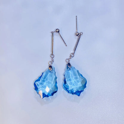 Introduce these stunning sea-blue crystal dangle earrings to your collection. They feature premium, precision-cut crystals with a vivid color and brilliance inspired by top European crystal houses. Crafted from durable 925 sterling silver, these earrings offer a vibrant, luxurious aesthetic. A high-quality, fashionable choice for B2B buyers seeking elegant, color-pop accessories.