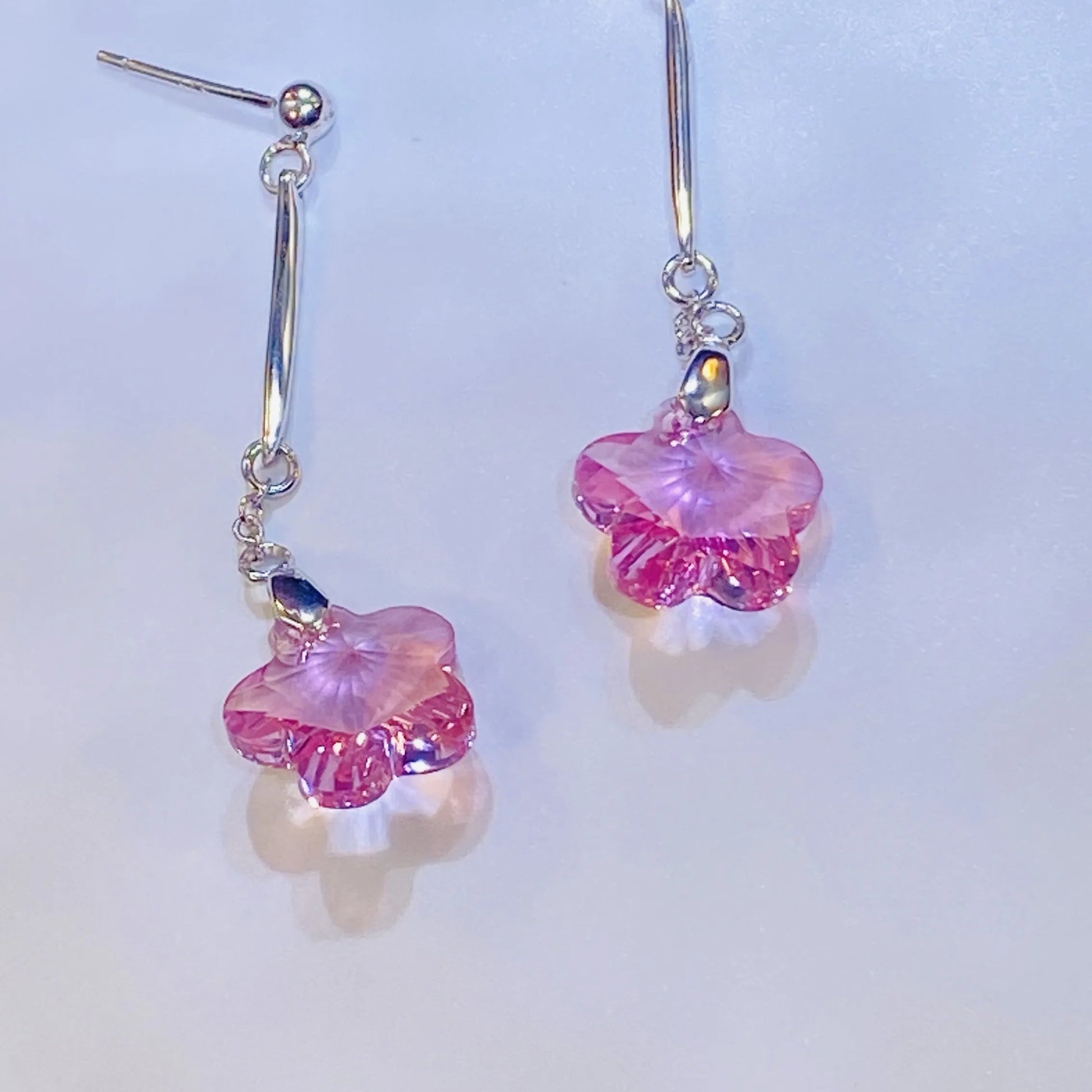 Source these dazzling pink crystal flower drop earrings for your inventory. The central crystals provide exceptional light and color, comparable to leading crystal brands. Set in high-grade 925 sterling silver, this feminine design offers an accessible luxury option. Ideal for wholesale clients looking for popular, high-quality silver jewelry with strong market appeal and an elegant silhouette.