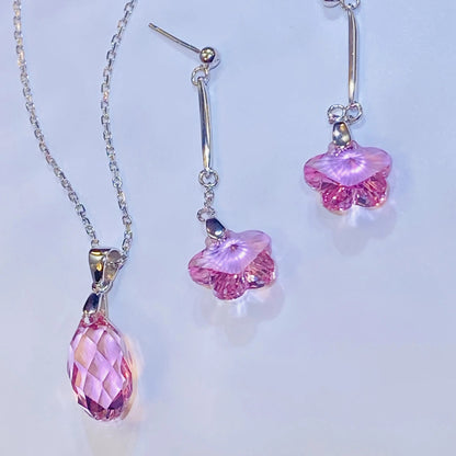 Source these dazzling pink crystal flower drop earrings for your inventory. The central crystals provide exceptional light and color, comparable to leading crystal brands. Set in high-grade 925 sterling silver, this feminine design offers an accessible luxury option. Ideal for wholesale clients looking for popular, high-quality silver jewelry with strong market appeal and an elegant silhouette.