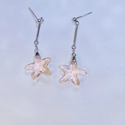 Source these stunning pink crystal starfish earrings for your inventory. The central crystal, in a flattering cherry blossom hue, provides exceptional sparkle, comparable to leading crystal brands. Set in high-grade 925 sterling silver, the unique, coastal-inspired design is both playful and elegant. Ideal for wholesale clients seeking unique, high-quality silver jewelry with strong market appeal.