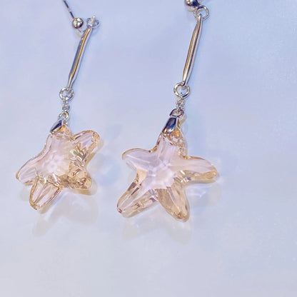 Source these stunning pink crystal starfish earrings for your inventory. The central crystal, in a flattering cherry blossom hue, provides exceptional sparkle, comparable to leading crystal brands. Set in high-grade 925 sterling silver, the unique, coastal-inspired design is both playful and elegant. Ideal for wholesale clients seeking unique, high-quality silver jewelry with strong market appeal.