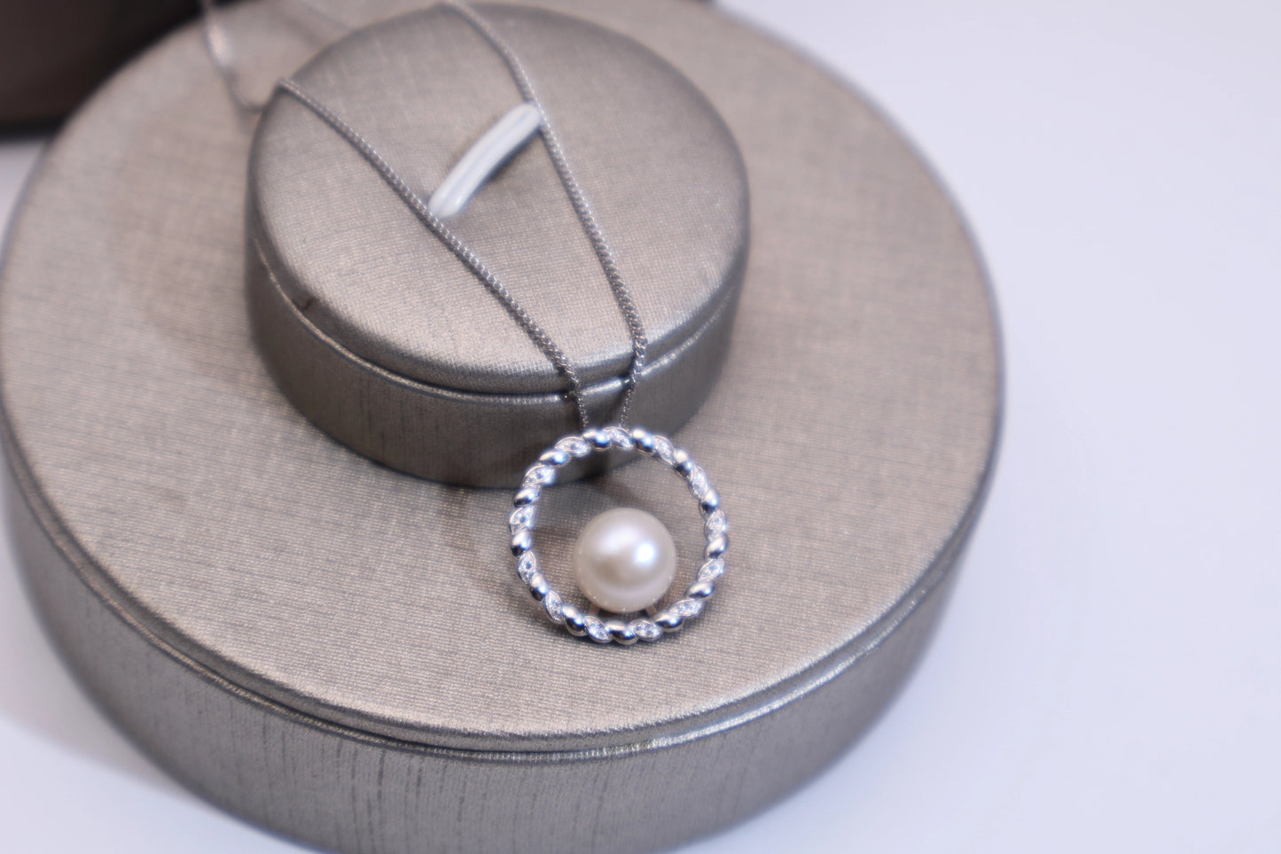 Classic Round Pearl Pendant Necklace