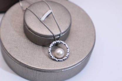 Classic Round Pearl Pendant Necklace