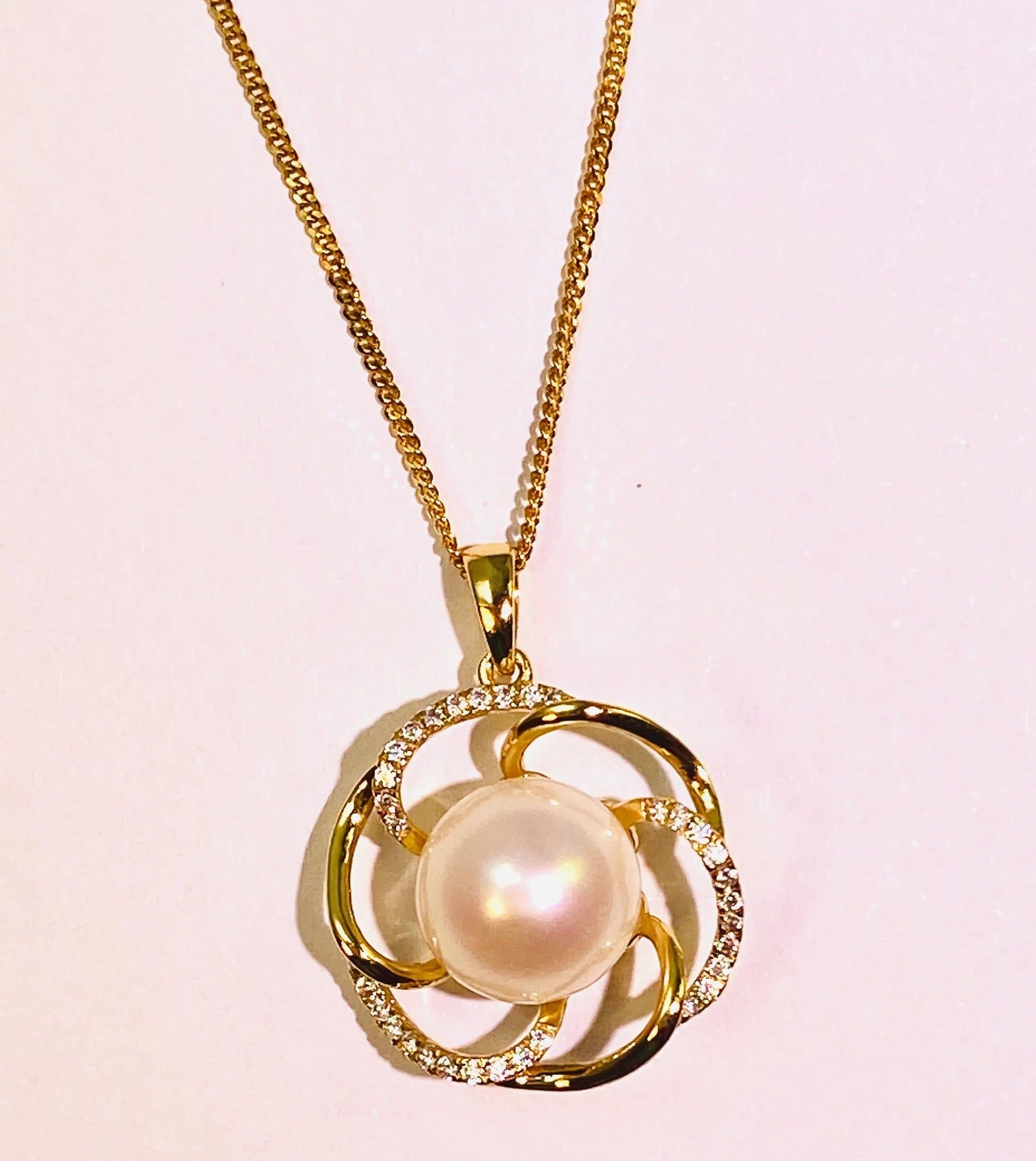 Each petal is meticulously hand-woven with 0.3mm sterling silver wires, embracing a luminous 6-7mm freshwater pearl. The 18K gold plating undergoes 3-layer electroplating for lasting shine
Material: Sterling Silver
Plating: Gold
Main Stone: Natural Freshwater Pearl