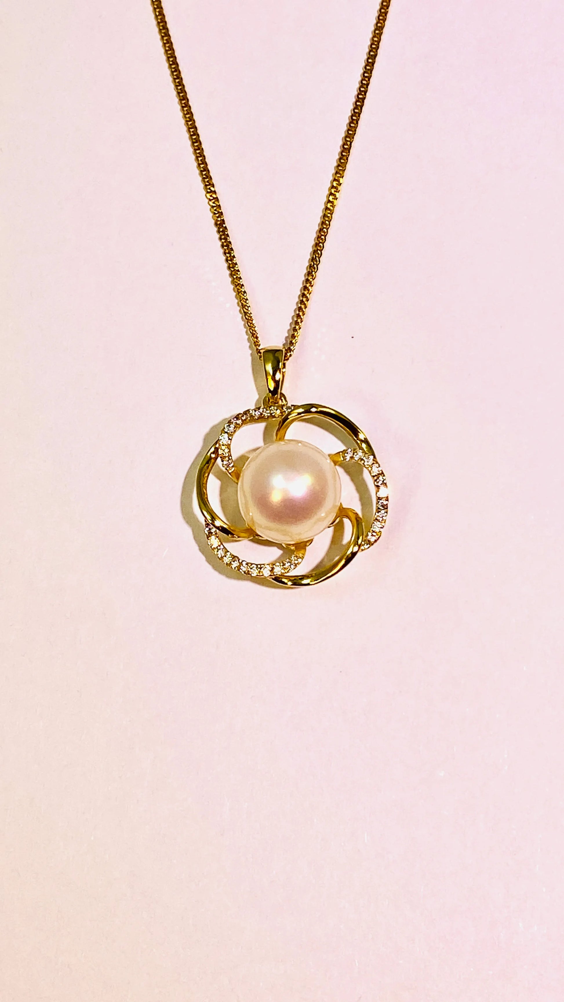 Each petal is meticulously hand-woven with 0.3mm sterling silver wires, embracing a luminous 6-7mm freshwater pearl. The 18K gold plating undergoes 3-layer electroplating for lasting shine
Material: Sterling Silver
Plating: Gold
Main Stone: Natural Freshwater Pearl