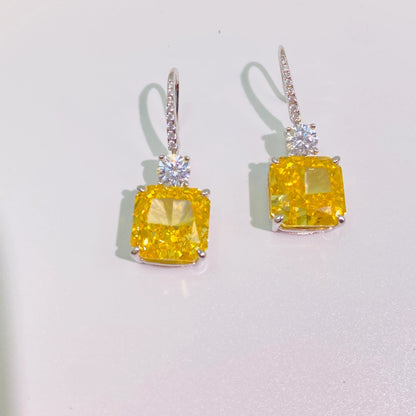 These 1cm*1cm yellow sugar cube earrings feature imported high-carbon diamonds for a dazzling, translucent look. The flexible hook connection creates a dynamic and versatile design, perfect for women. Made from 925 sterling silver with four layers of genuine gold plating, they're resistant to oxidation and allergies.