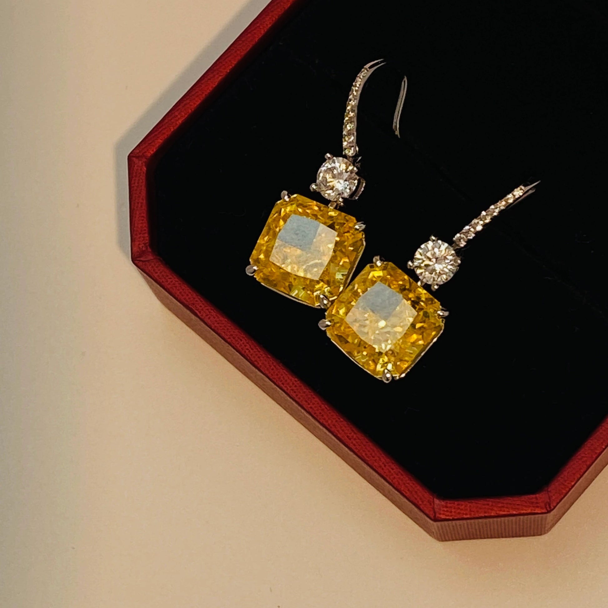 These 1cm*1cm yellow sugar cube earrings feature imported high-carbon diamonds for a dazzling, translucent look. The flexible hook connection creates a dynamic and versatile design, perfect for women. Made from 925 sterling silver with four layers of genuine gold plating, they're resistant to oxidation and allergies.