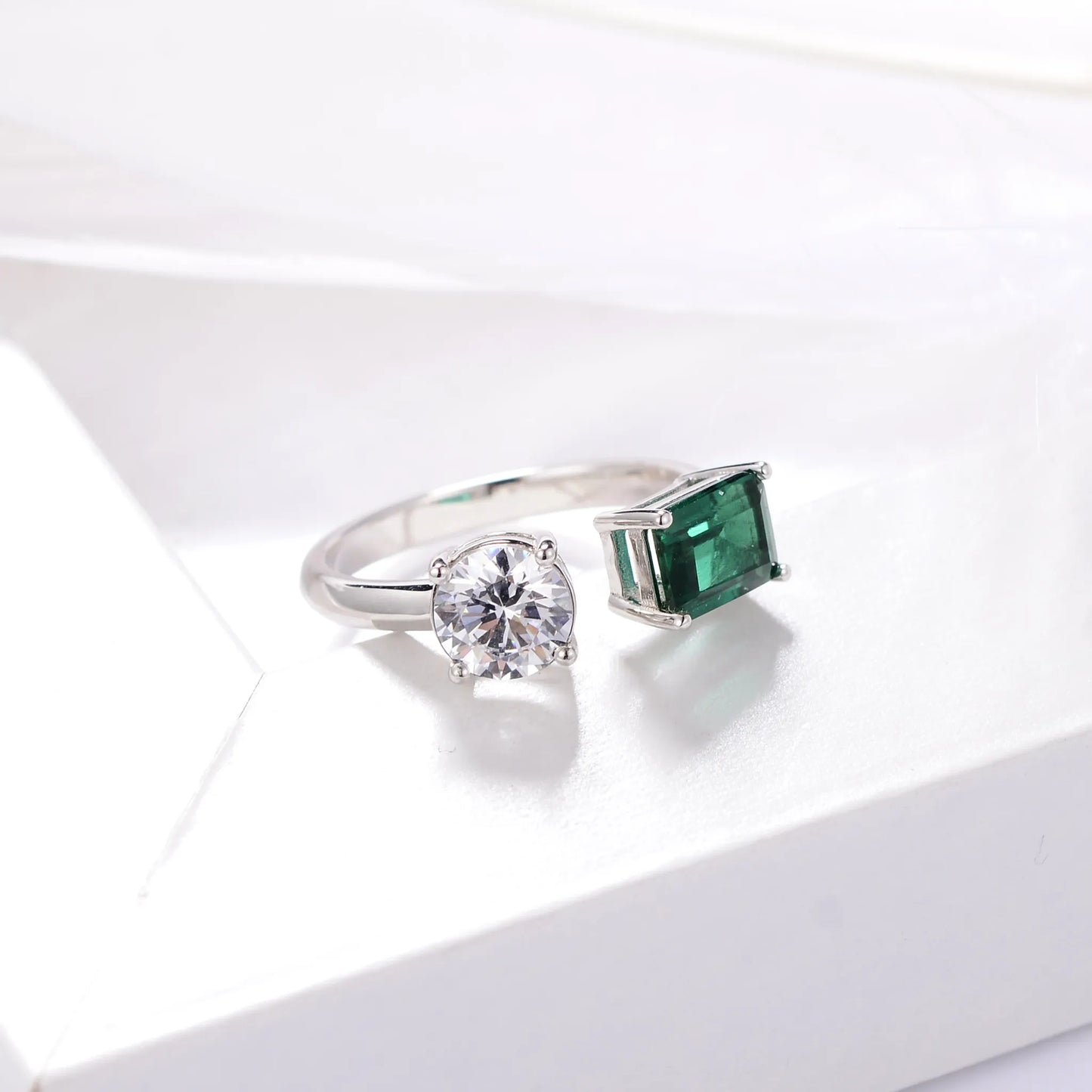 1CT Open Emerald Ring Close-up Detail - Craftsmanship Excellence