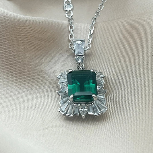 1.5CT Emerald Necklace Close-up Detail - Craftsmanship Excellence