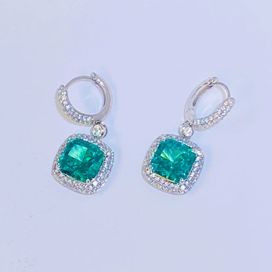 Imported Paraiba 8*8mm hand-cut 5A-grade high-carbon diamonds are used to create a dazzling, translucent look. The ear hook connection is flexible and dynamic, making it suitable for women. The entire piece is made of 925 sterling silver with four layers of gold plating, which is anti-oxidation and non-allergenic.