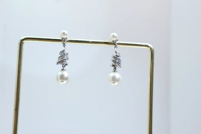 925 Sterling Silver Threaded Rotating Pearl Earrings