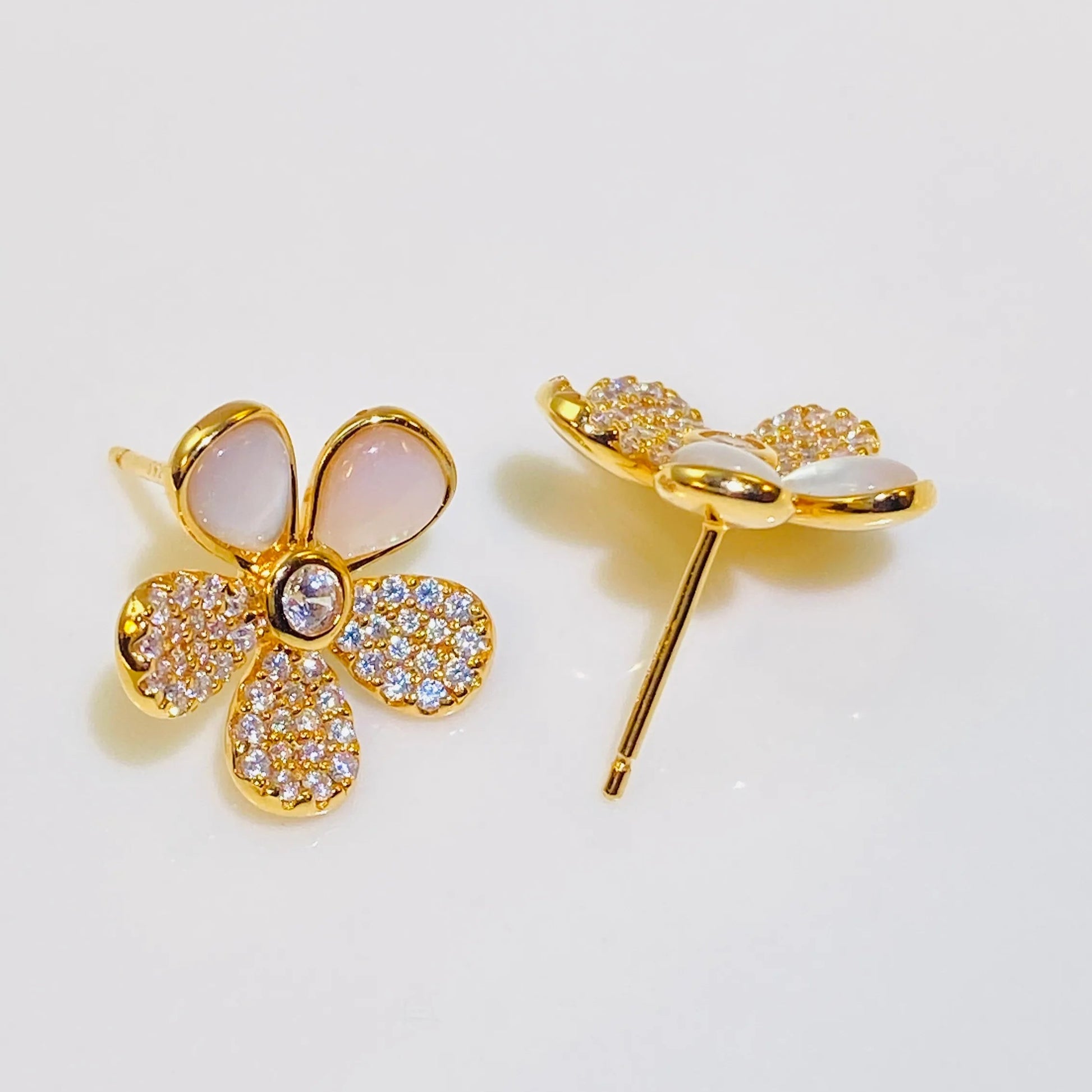 The gold-plated chrysanthemum earrings are made of 5A grade high-transparency natural white mother-of-pearl, and are hand-cut into petal shapes. 5A grade imported zircon is used to embellish the petals, making the style fashionable and novel. 1.0um thick gold is electroplated to produce a high-grade champagne gold, which is full of fashion sense. Showing the pure girl's fresh style earrings