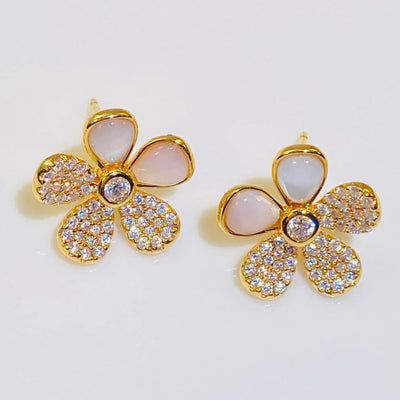 The gold-plated chrysanthemum earrings are made of 5A grade high-transparency natural white mother-of-pearl, and are hand-cut into petal shapes. 5A grade imported zircon is used to embellish the petals, making the style fashionable and novel. 1.0um thick gold is electroplated to produce a high-grade champagne gold, which is full of fashion sense. Showing the pure girl's fresh style earrings