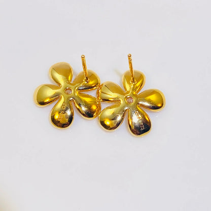 The gold-plated chrysanthemum earrings are made of 5A grade high-transparency natural white mother-of-pearl, and are hand-cut into petal shapes. 5A grade imported zircon is used to embellish the petals, making the style fashionable and novel. 1.0um thick gold is electroplated to produce a high-grade champagne gold, which is full of fashion sense. Showing the pure girl's fresh style earrings