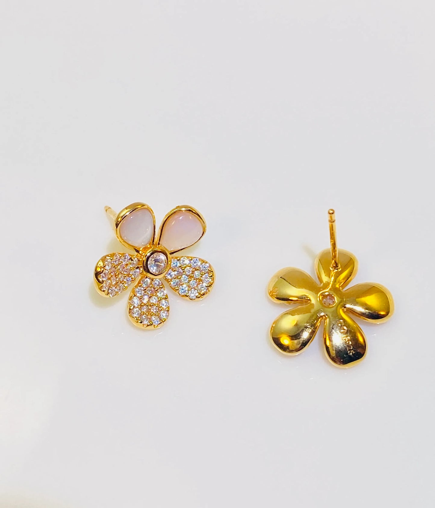 The gold-plated chrysanthemum earrings are made of 5A grade high-transparency natural white mother-of-pearl, and are hand-cut into petal shapes. 5A grade imported zircon is used to embellish the petals, making the style fashionable and novel. 1.0um thick gold is electroplated to produce a high-grade champagne gold, which is full of fashion sense. Showing the pure girl's fresh style earrings