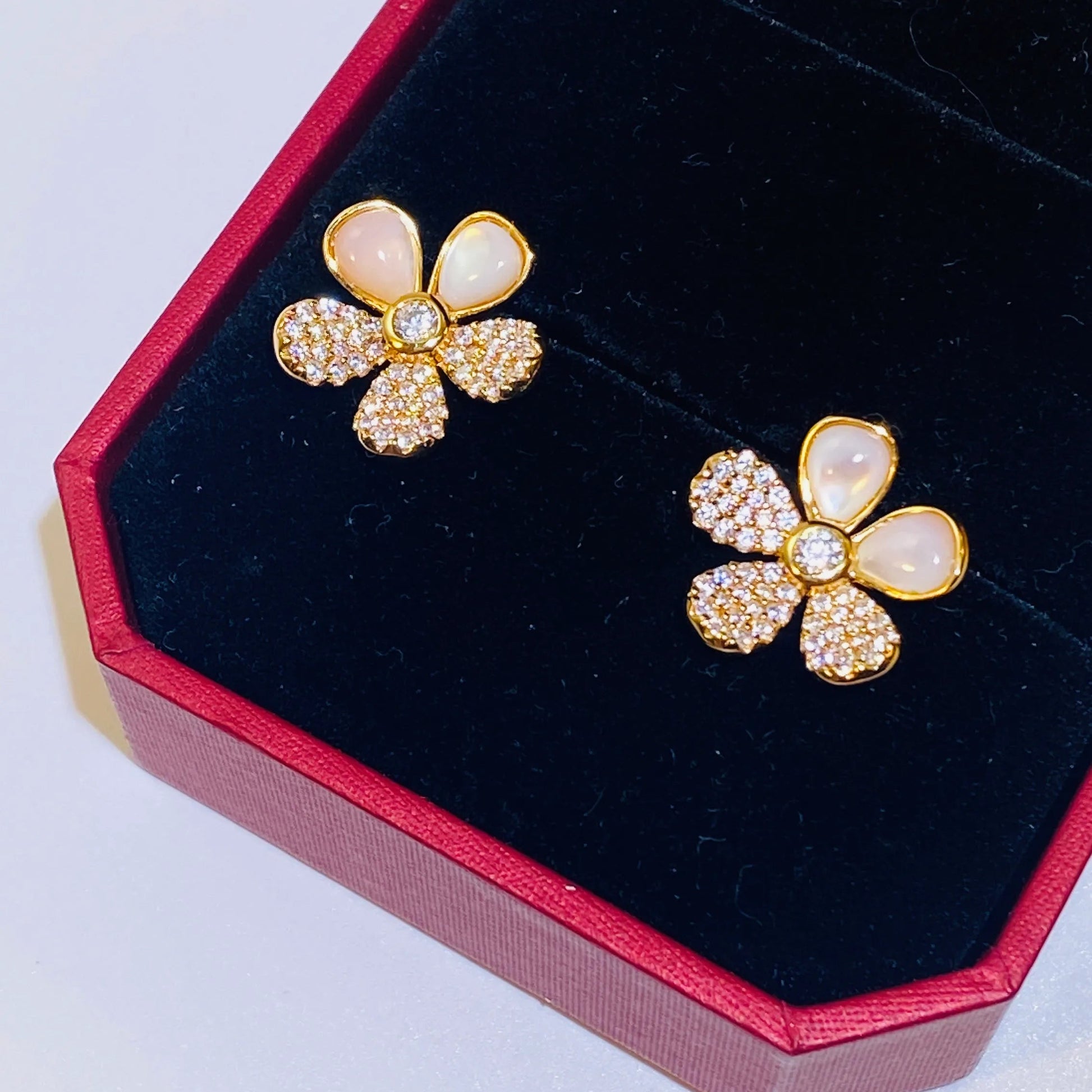 The gold-plated chrysanthemum earrings are made of 5A grade high-transparency natural white mother-of-pearl, and are hand-cut into petal shapes. 5A grade imported zircon is used to embellish the petals, making the style fashionable and novel. 1.0um thick gold is electroplated to produce a high-grade champagne gold, which is full of fashion sense. Showing the pure girl's fresh style earrings