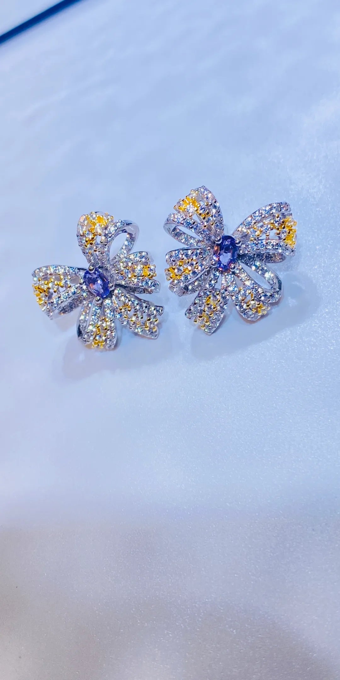 Elevate your collection with our stunning butterfly stud earrings. They feature genuine natural amethyst and sparkling 5A white zircon, beautifully arranged in a refined, two-tone plated design. This unique combination highlights an elegant aesthetic, making them a must-have for discerning B2B jewelry buyers.