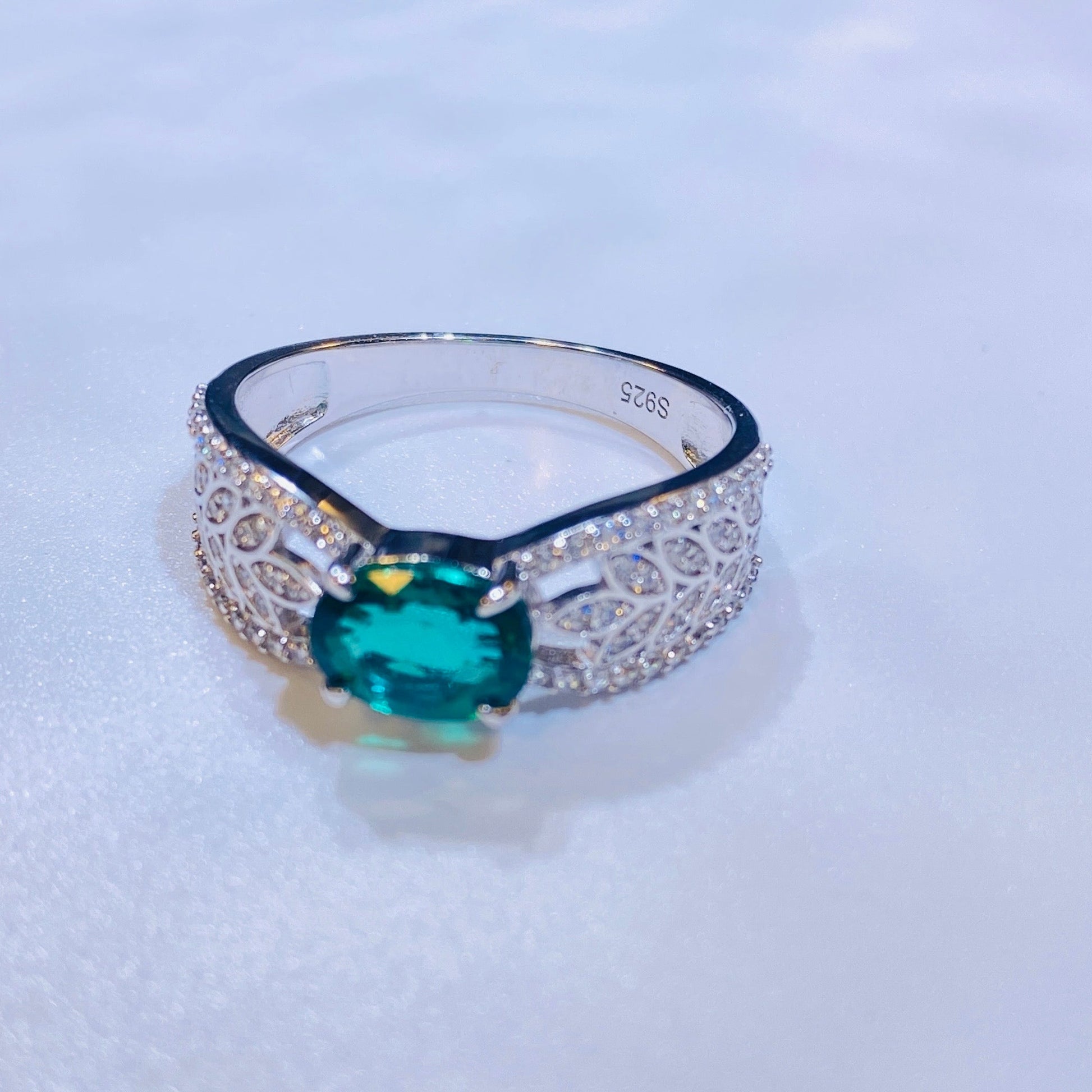 A perennial favorite among our European and American clients, this classic ring features a stunning 5x7mm oval lab-grown emerald. Its timeless and elegant design is crafted from sterling silver and finished with a brilliant 18K white gold plating, making it a sophisticated choice that beautifully complements any skin tone. A must-have for any curated jewelry collection.